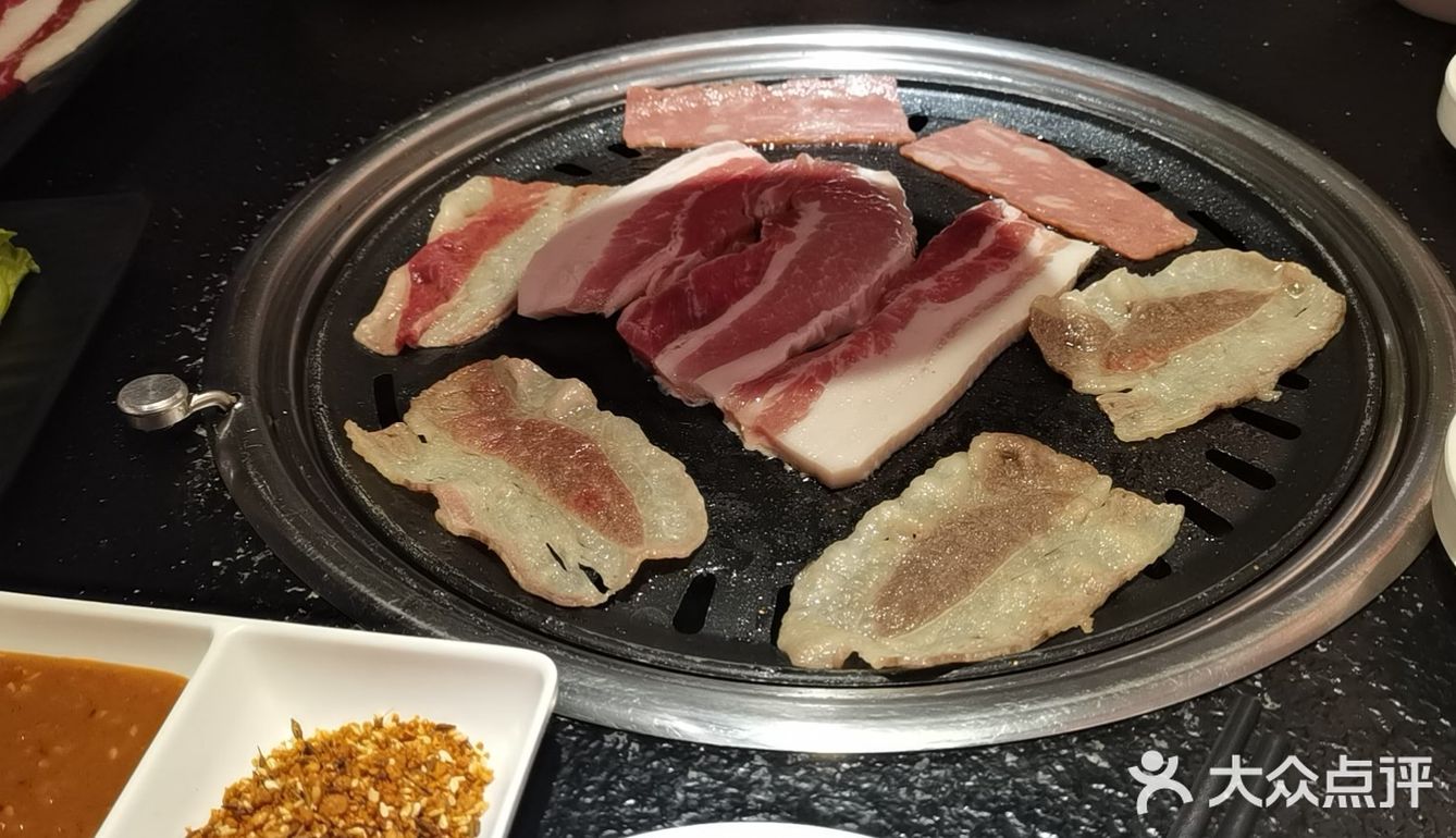 肉肉挺多的，没想到小镇也要排队，也算是个商业街了吧