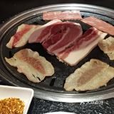 肉肉挺多的，没想到小镇也要排队，也算是个商业街了吧
