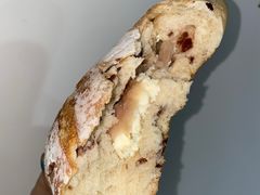 芋泥三角芝士欧包-Juicy Bakery(大学路店)