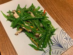 荷兰豆炒菌菇丝-云海肴·汽锅鸡·云南菜(天山百盛优客店)