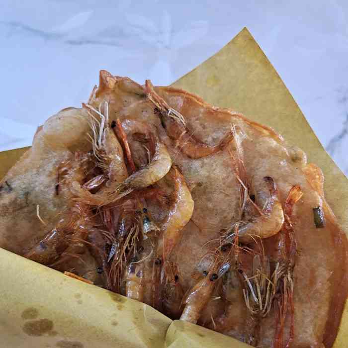 北海老街上的排队网红店其实老街上卖虾饼的也有好几家你见哪家人多就