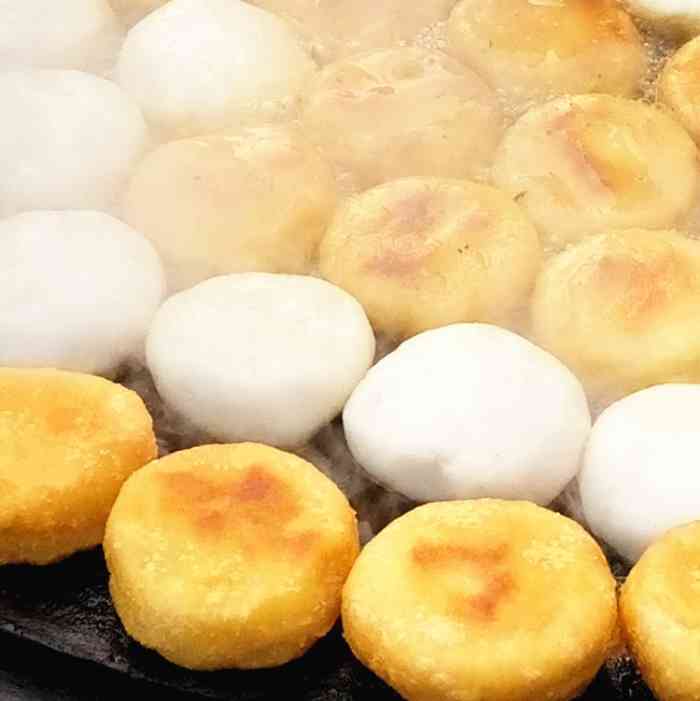 包心粑粑-"每次去买包心粑粑锅子一圈站满了人都要等下.