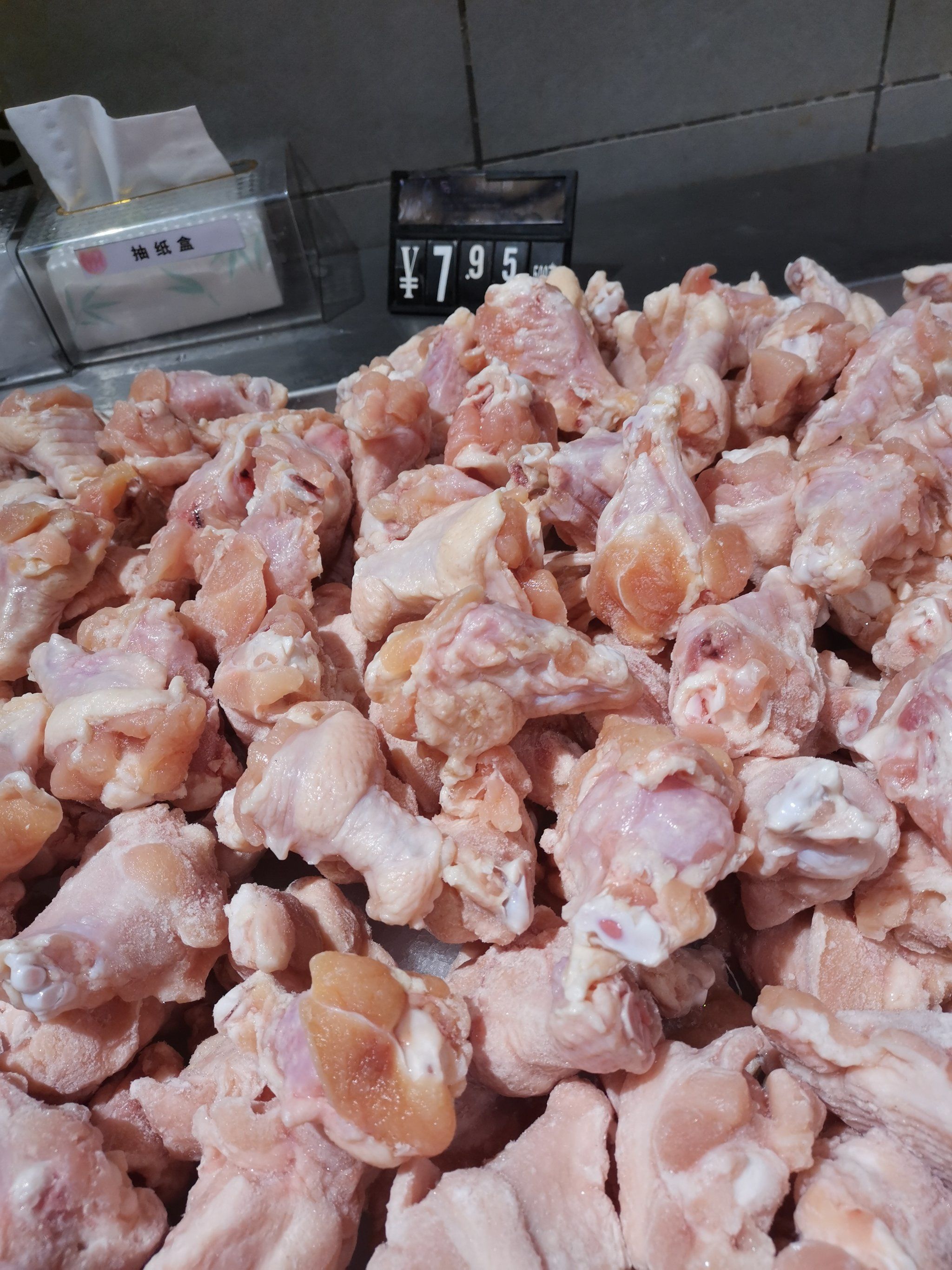 鼓山苑永辉超市的生鲜商品陈列很饱满,服务也很到位