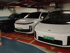 -理想汽车(世纪汇店)