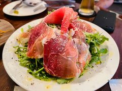 芝麻菜沙拉配风干火腿-羽深肉铺 Steak & Wine