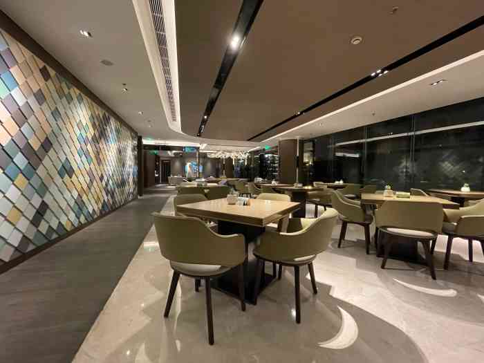 下午在程家桥附近约朋友见面就去了万豪酒店大堂吧酒店大堂非常的开阔
