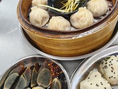 蟹黄汤包-老上海食惠裡小籠包生煎包