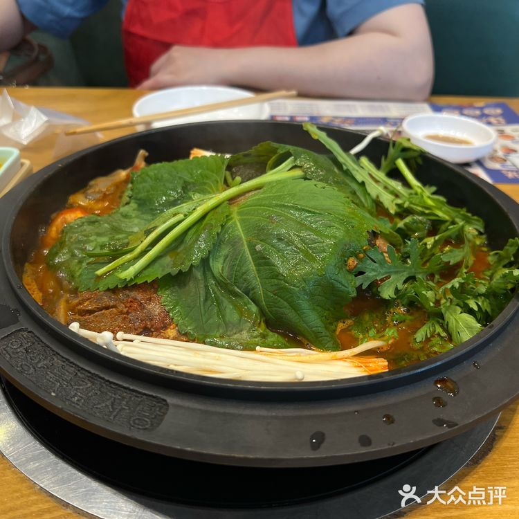 店内的小菜都是免费吃的，还可以续 干白菜脊骨火锅