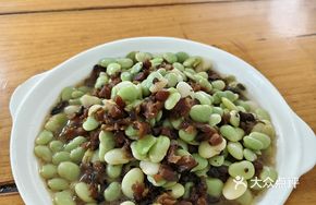 Soy Sauce Cucumber Stewed with White Kidney Beans