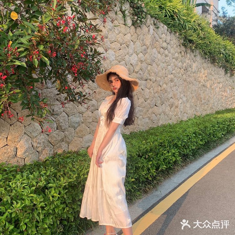 东南亚风情度假酒店，傍晚在海边日落下的晚餐