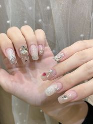-花岐款式专研健康美甲沙龙