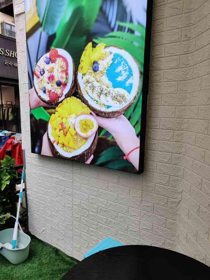 椰子日记(宝龙后街店)-"我亲眼看着小姐姐现开的一个新鲜椰子倒进杯.