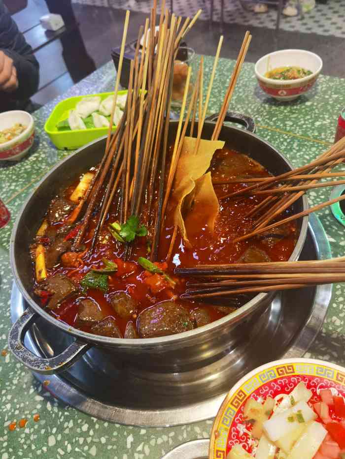 怒火八零牛肉串串火锅(金色悦城店)-"服务非常认真,甚至可以说,此店主