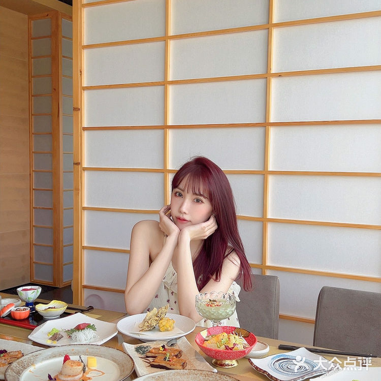 坐在窗边就可以看到南湖的风景