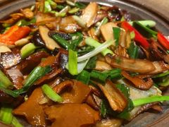 爆炒赤松茸黑牛肝菌-云海肴·汽锅鸡·云南代表菜(天山百盛优客店)