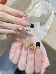 -花岐款式专研健康美甲沙龙