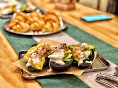 牛油果鸡蛋拼竹炭包-A30 BISTRO