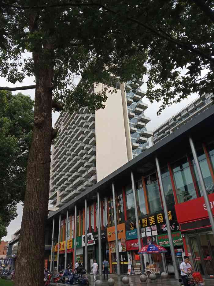 这座商厦坐落在杨浦区黄兴路1800号的一-大众点评