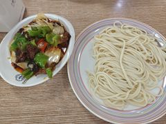 -歹歹的加个面过油肉拌面