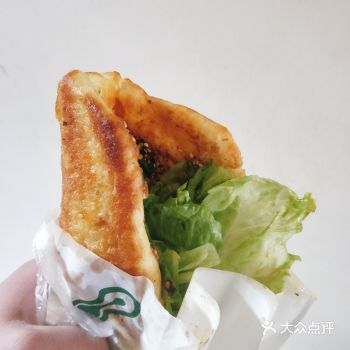 银座对面小吃街里的一家店，店面不大生意却挺好