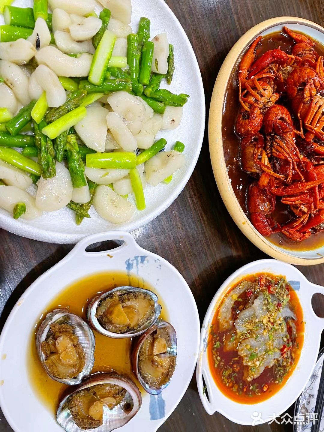 吃个小龙虾还要排长队 让我来吃吃[呲牙][呲牙]