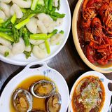 吃个小龙虾还要排长队 让我来吃吃[呲牙][呲牙]