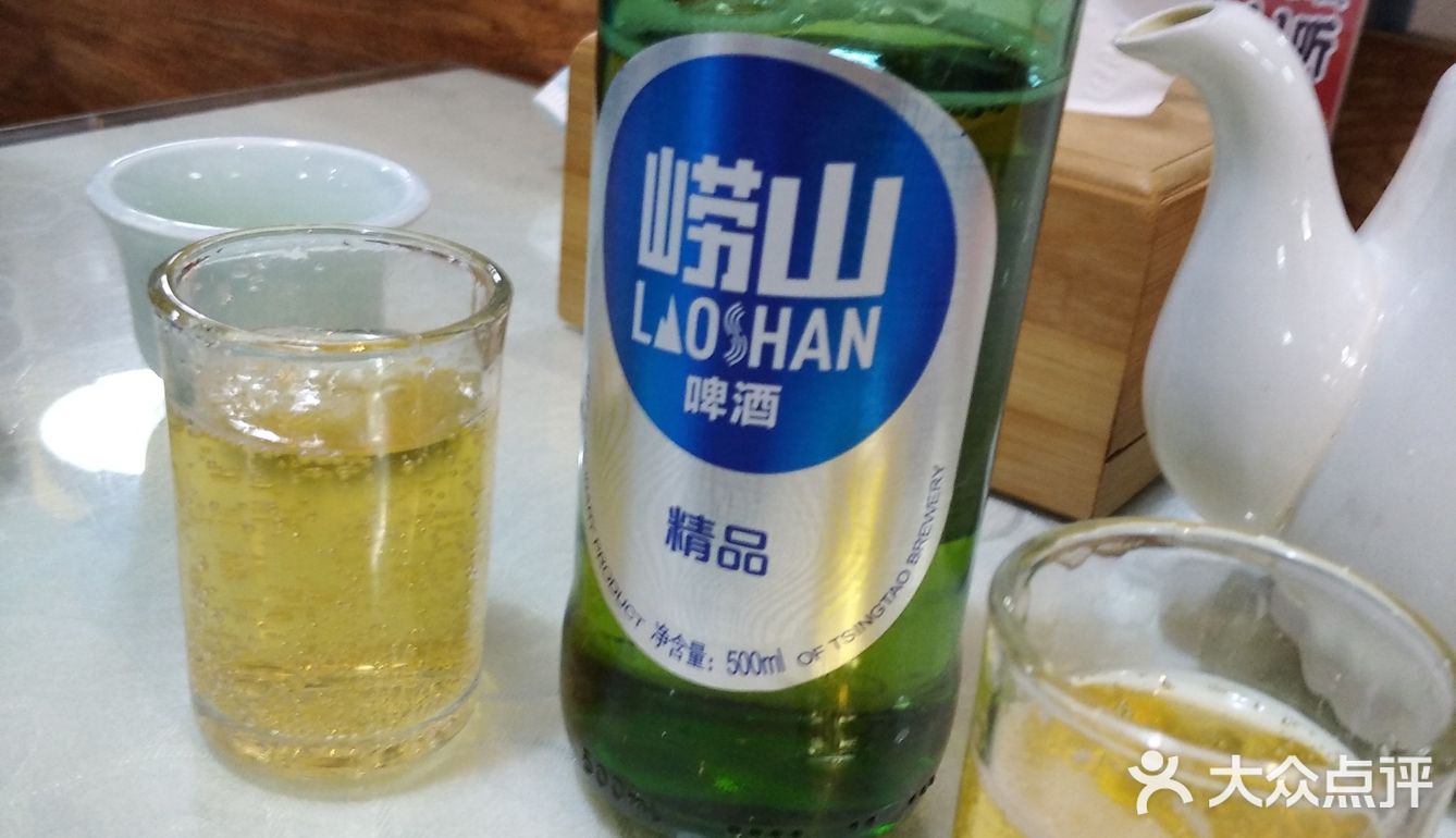 店里坐满了客人，生意红火