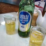 店里坐满了客人，生意红火