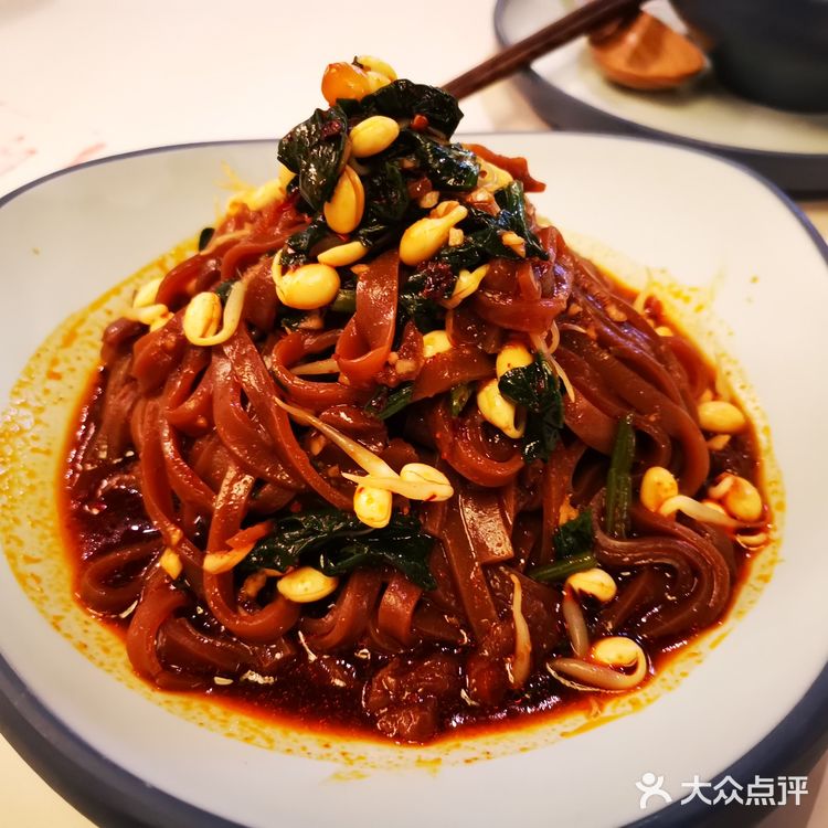 门口大叔招呼着来往的顾客，周末生意非常火爆