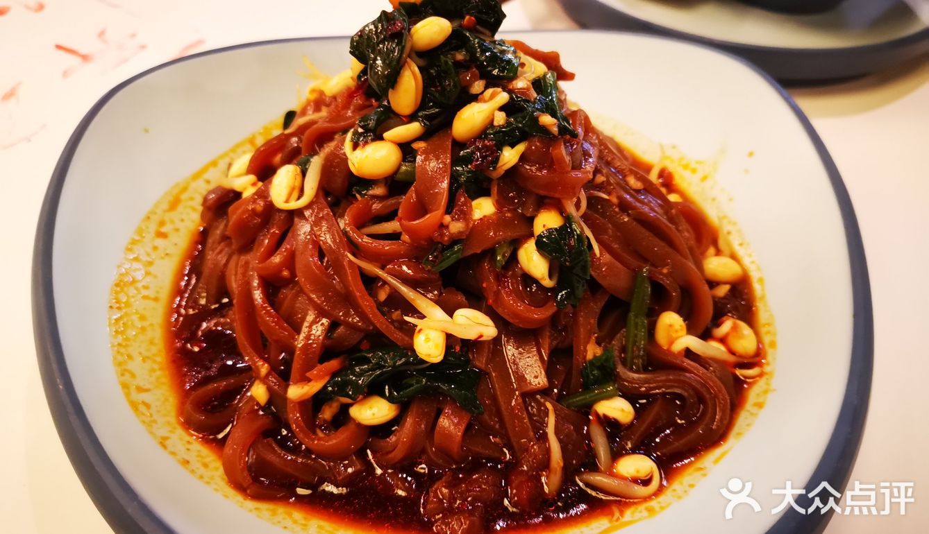 门口大叔招呼着来往的顾客，周末生意非常火爆