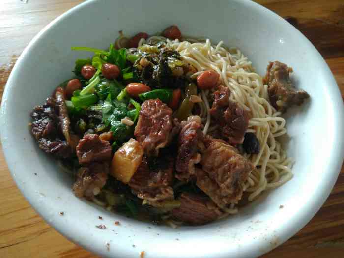 腌面是比较地道的海南味道,挺好吃