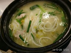 -在蒙自过桥米线