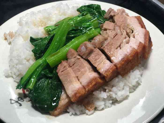 打分 38 /人 随便找的一家茶餐厅,没想到烧腩饭这么好吃,推荐噢,比