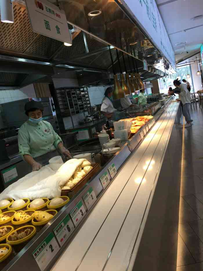 这家八宝粥真不错,很大一碗,用料很实在,多颗去骨