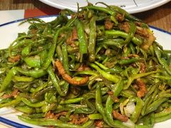 鲜豆角丝炒肉-姥姥家春饼店(佳亿时尚广场店)