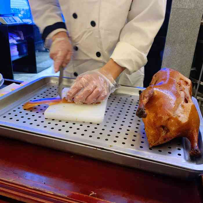 的口味很赞,「蜜汁红薯」很好吃,很糯,4个人点了俩还没吃西安荣记烤鸭