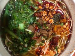 张飞牛肉面-爆炸头阿姨小四川正宗川味小吃(无任何分店)