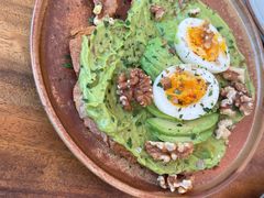 牛油果煮蛋吐司-RAC BAR(安福路店)