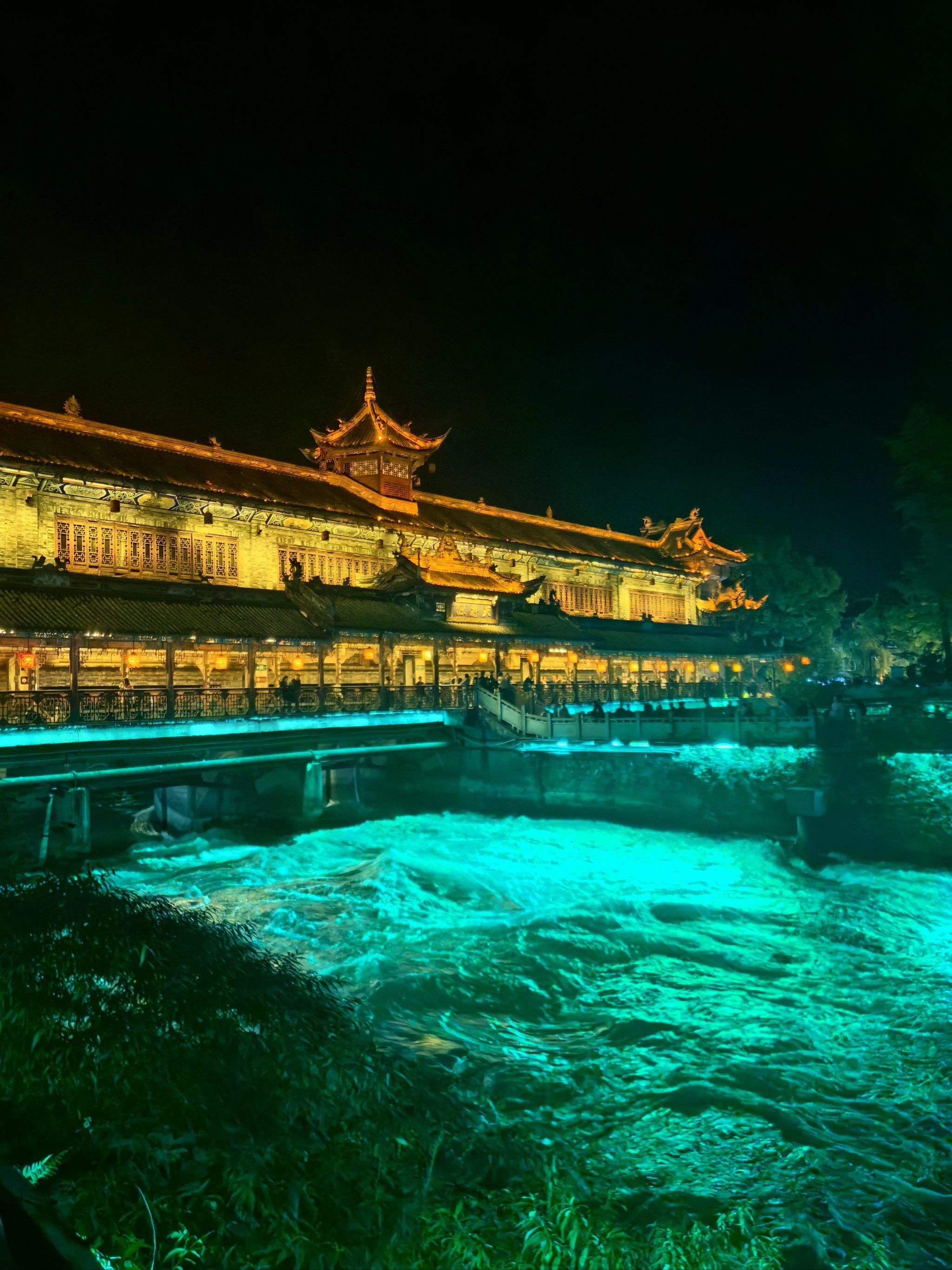 0元玩转这座城都江堰的蓝眼泪,水利工程的夜景也是很惊艳的