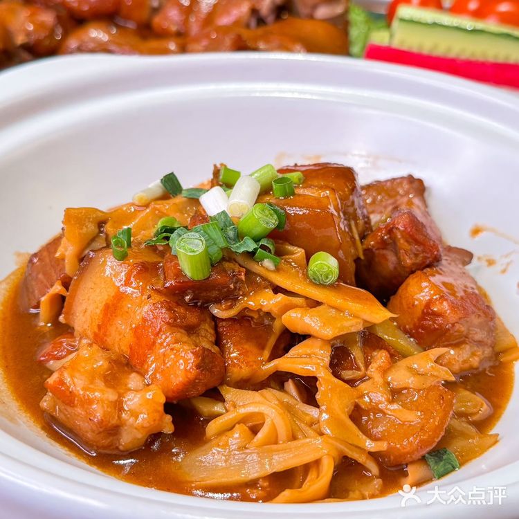 ️朝阳门新开了一家特色融合菜，中午领导请客