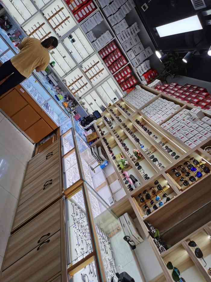 伟光眼镜(疑难杂症验配中心)