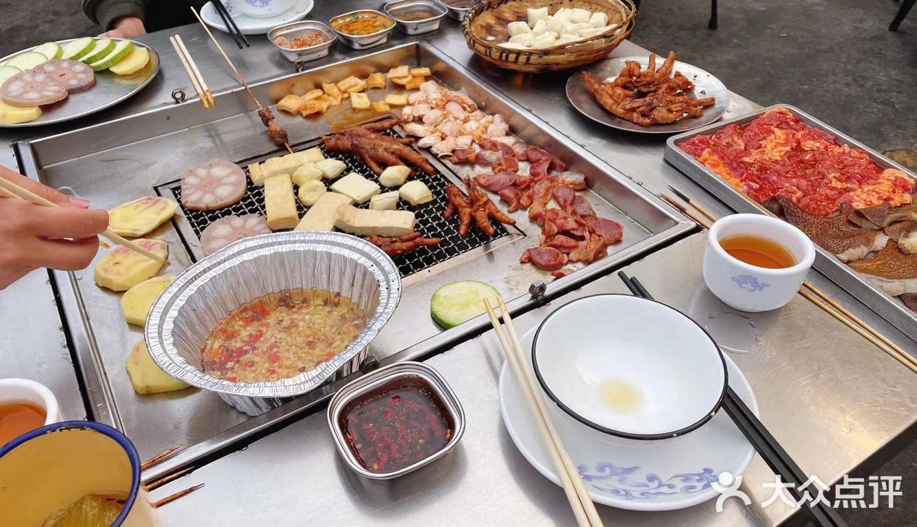 金实这条街全是好吃的，但是每次来就看到他家人最多