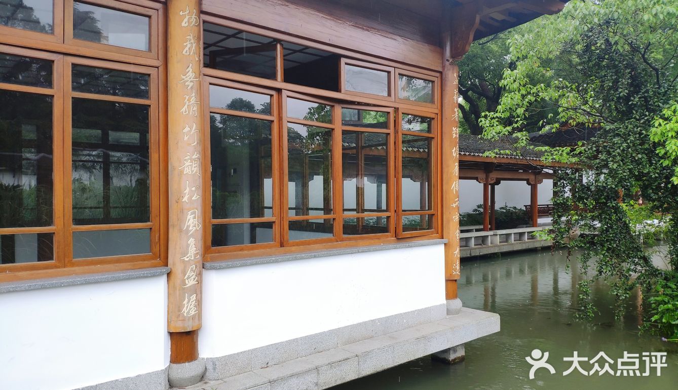 杭州花圃的长廊,雨天体验更好哦!