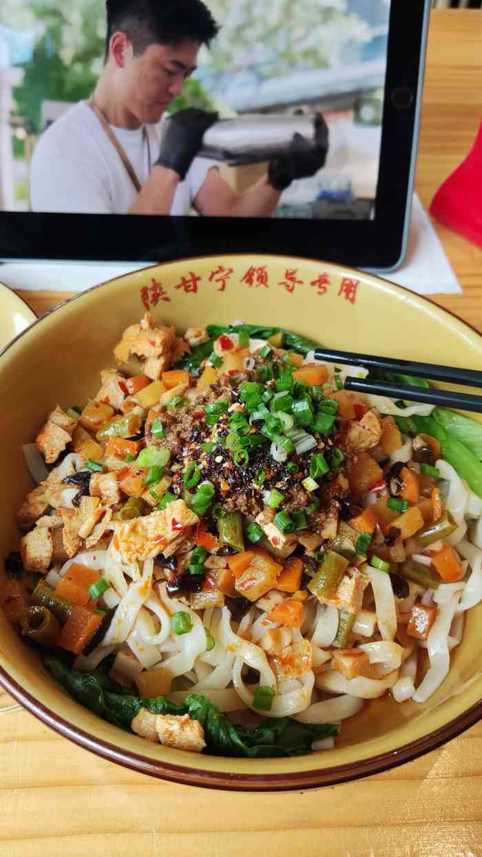 陕甘宁手擀面(软件园店)-"就在路口,位置好找店面整洁宽敞,整体舒.