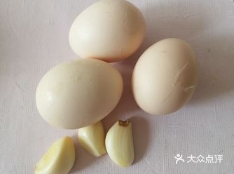 食材： 秋葵300g，鸡蛋3个，蒜子3颗 