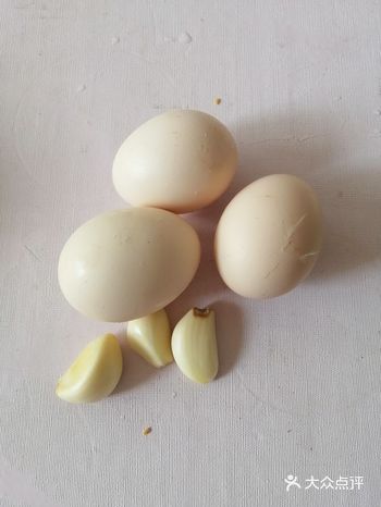 食材： 秋葵300g，鸡蛋3个，蒜子3颗 