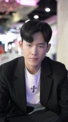 -一家只做男发烫染的店
