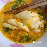 中火煎3分钟左右，期间需要翻面；5.呈金黄色时