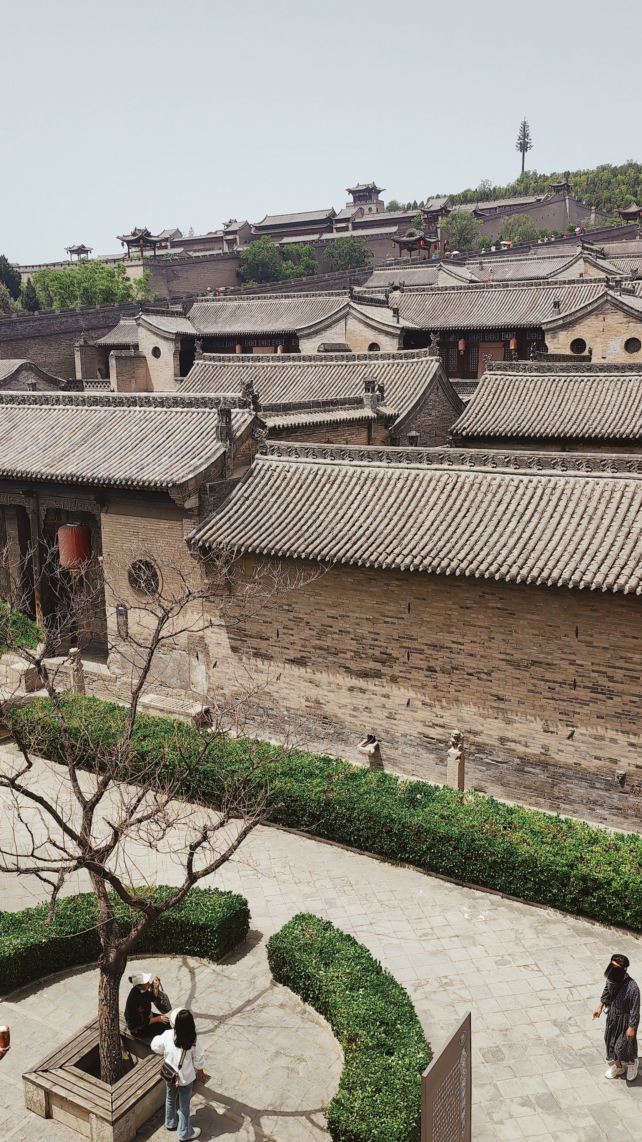 王家大院的建筑格局,继承了中国西周时形成的前堂后寝的庭院风格,既