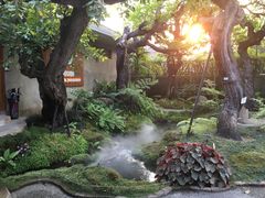 -Chom Cafe and Restaurant